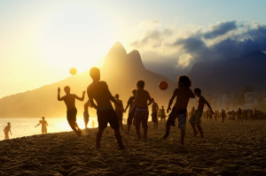 Fußball im Abendlicht