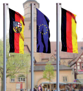 drei mobile Fahnenmasten