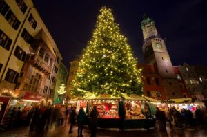 Weihnachtsbaum auf Weihnachtsmarkt