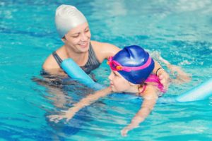 Kind schwimmen lernen