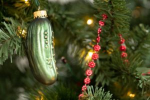 Essiggurke am Weihnachtsbaum Christmas Pickle