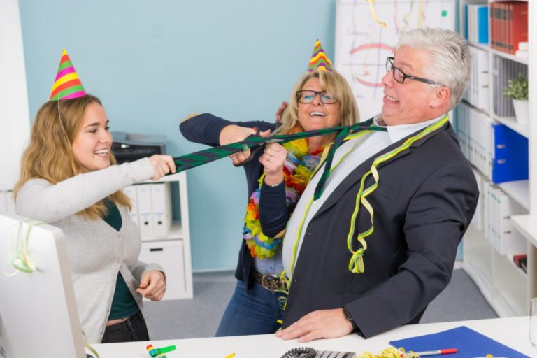 Weiberfastnacht Krawatte Abschneiden