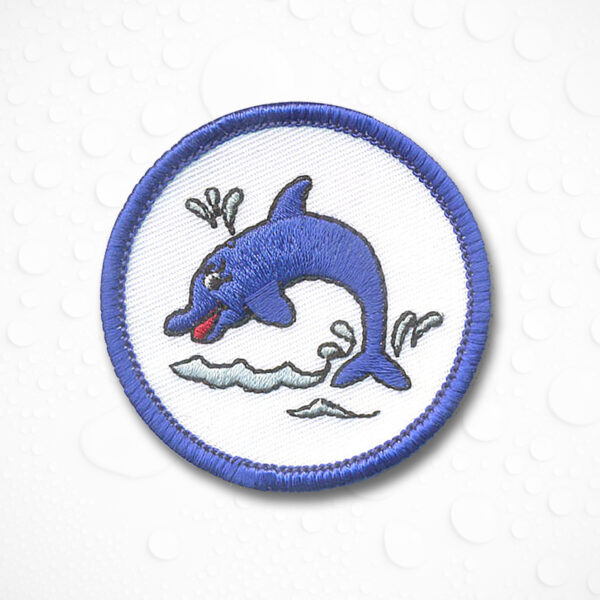 Schwimmabzeichen Delfin, gestickter Aufnäher mit blauem Kettelrand