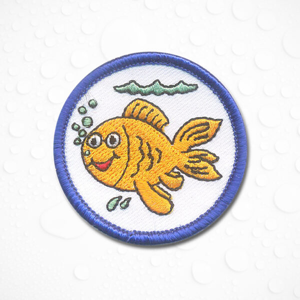 Schwimmabzeichen Goldfisch, gestickter Aufnäher mit blauem Kettelrand