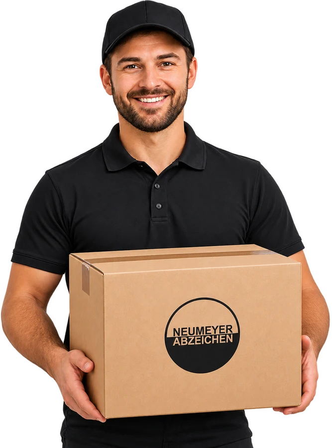 Mitarbeiter mit einem versandfertigen Paket