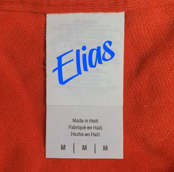 Gewebtes Label mit Namenszug, in ein Shirt eingenäht