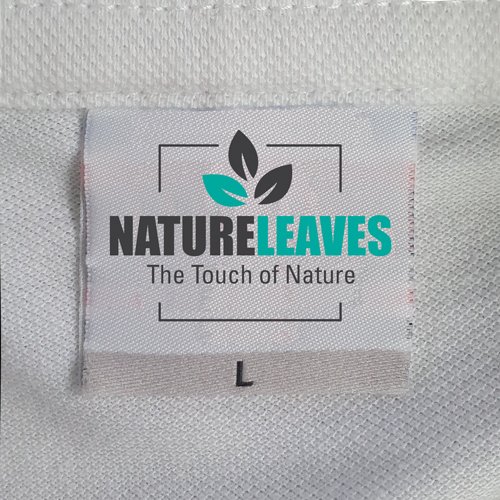 Gewebtes Nackenlabel mit Markenlogo in einem Kleidungsstück